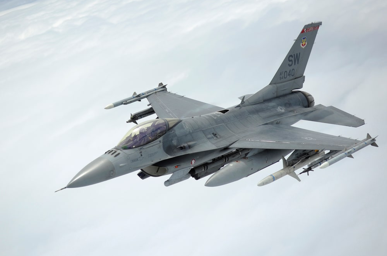 An_F_16_Fighting_Falcon_departs_after_being_refueled_by_a_KC_135