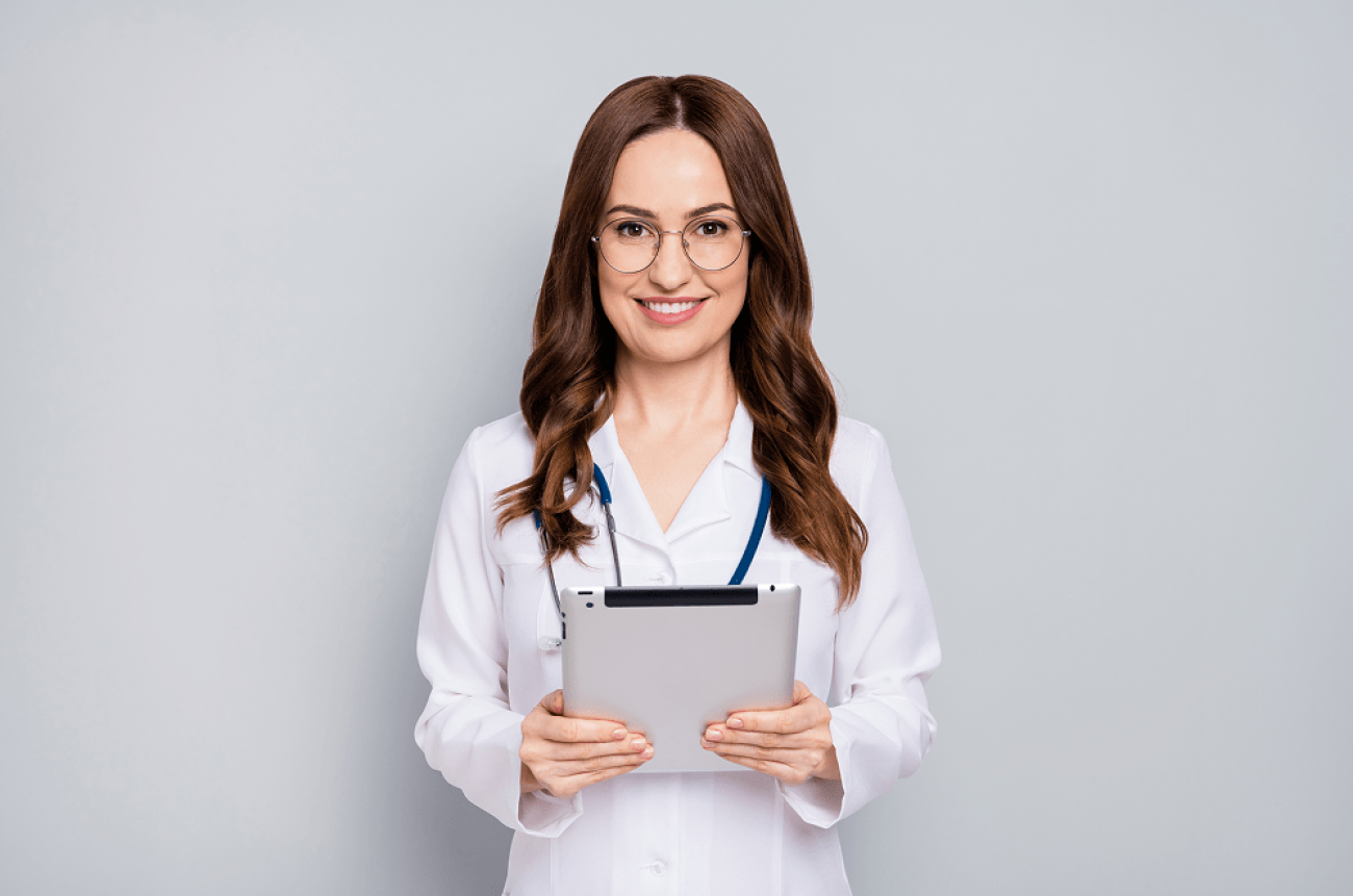 portrait_nice_attractive_pretty_cheerful_wavyhaired_doc_wearing