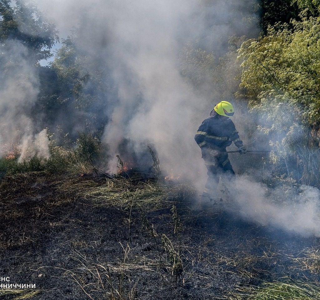 Сміттєзвалище у Четвертинівці горіло, спричинивши смог у Ладижині Сміттєзвалище у Четвертинівці горіло, спричинивши смог у Ладижині