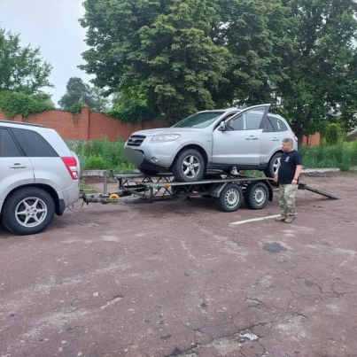 Машина на причепі