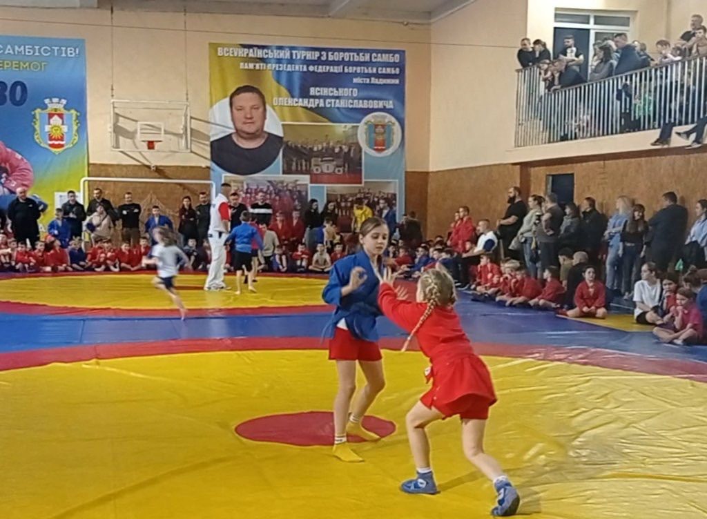 179 спортсменів з чотирьох областей змагалися в Ладижині на турнірі самбо