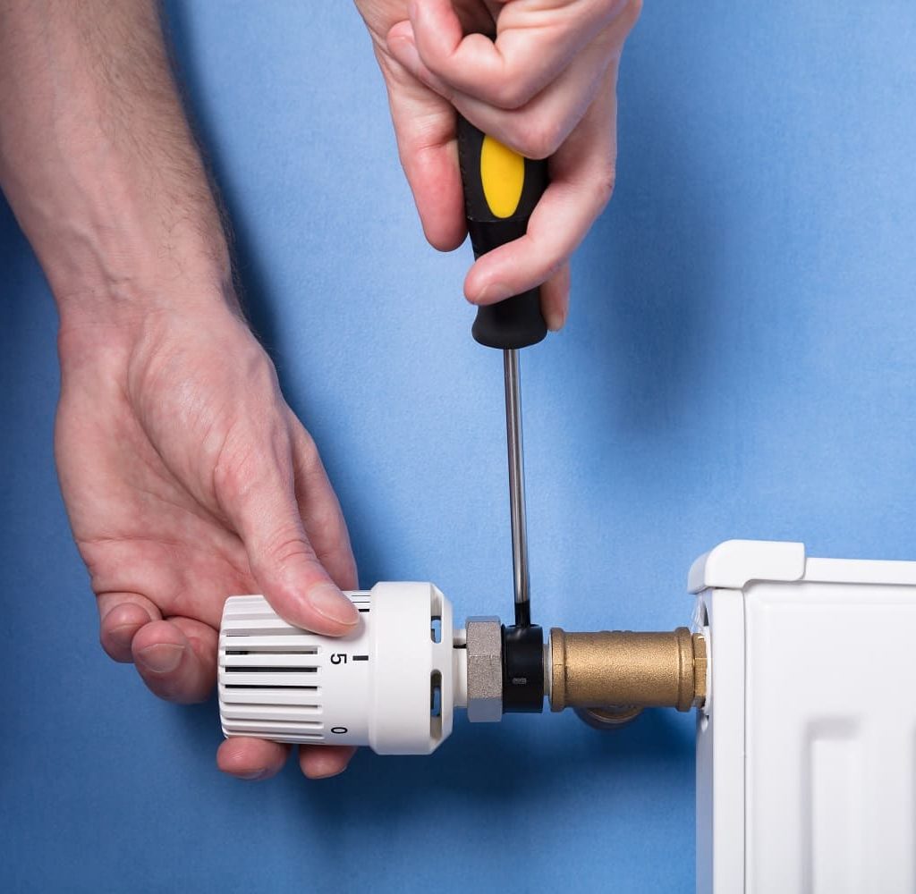 У Ладижині комунальники застерігають: воду з батарей не можна використовувати для побутових потреб