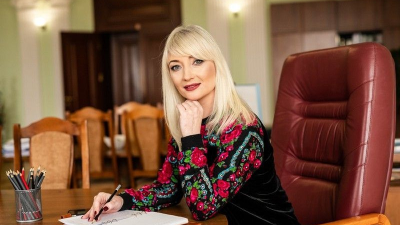 2151480-prezident-vidznachiv-natalyu-zabolotnu-vona-otrimala-zvannya-zasluzhenogo-pratsivnika