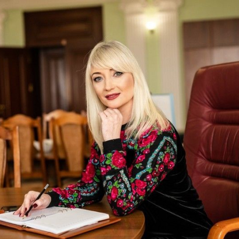 2151480-prezident-vidznachiv-natalyu-zabolotnu-vona-otrimala-zvannya-zasluzhenogo-pratsivnika