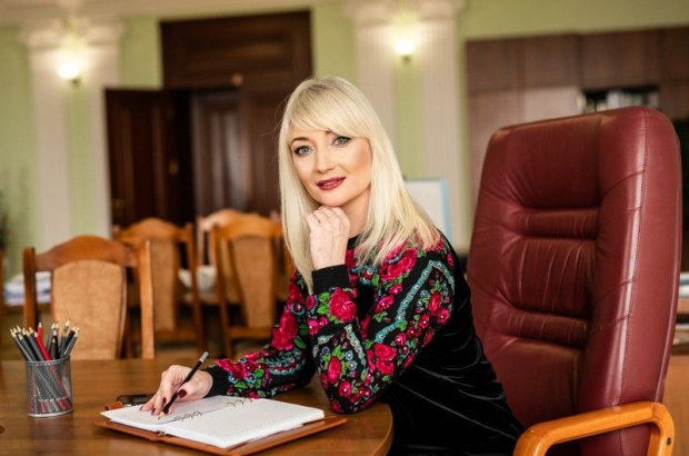 2151480-prezident-vidznachiv-natalyu-zabolotnu-vona-otrimala-zvannya-zasluzhenogo-pratsivnika