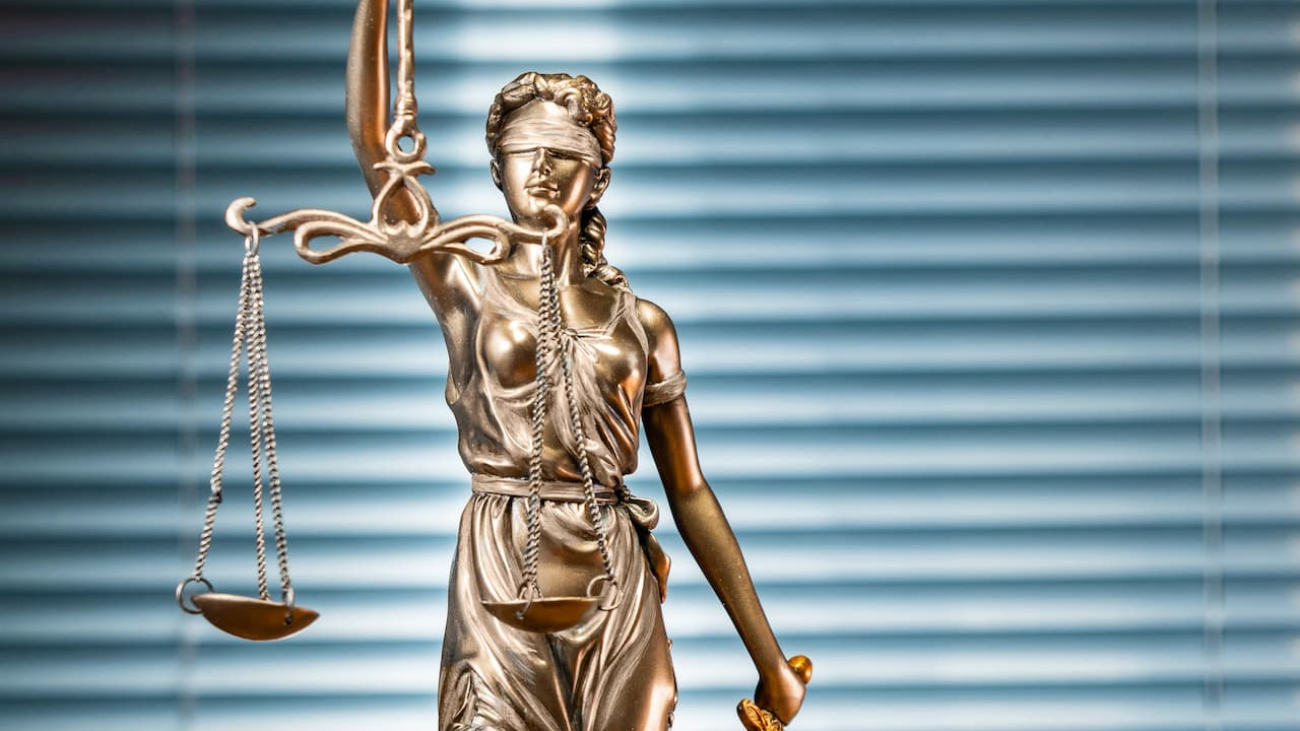 statue-of-lady-justice-on-bright-background-side-2023-01-12-23-54-37-utc
