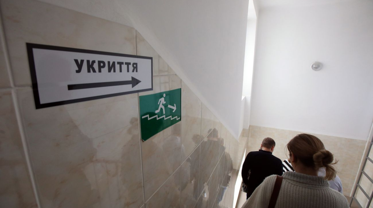 _povitryana_trivoga_likarnya_harkiv_tablichka_na_shodah_lyudi_ydut