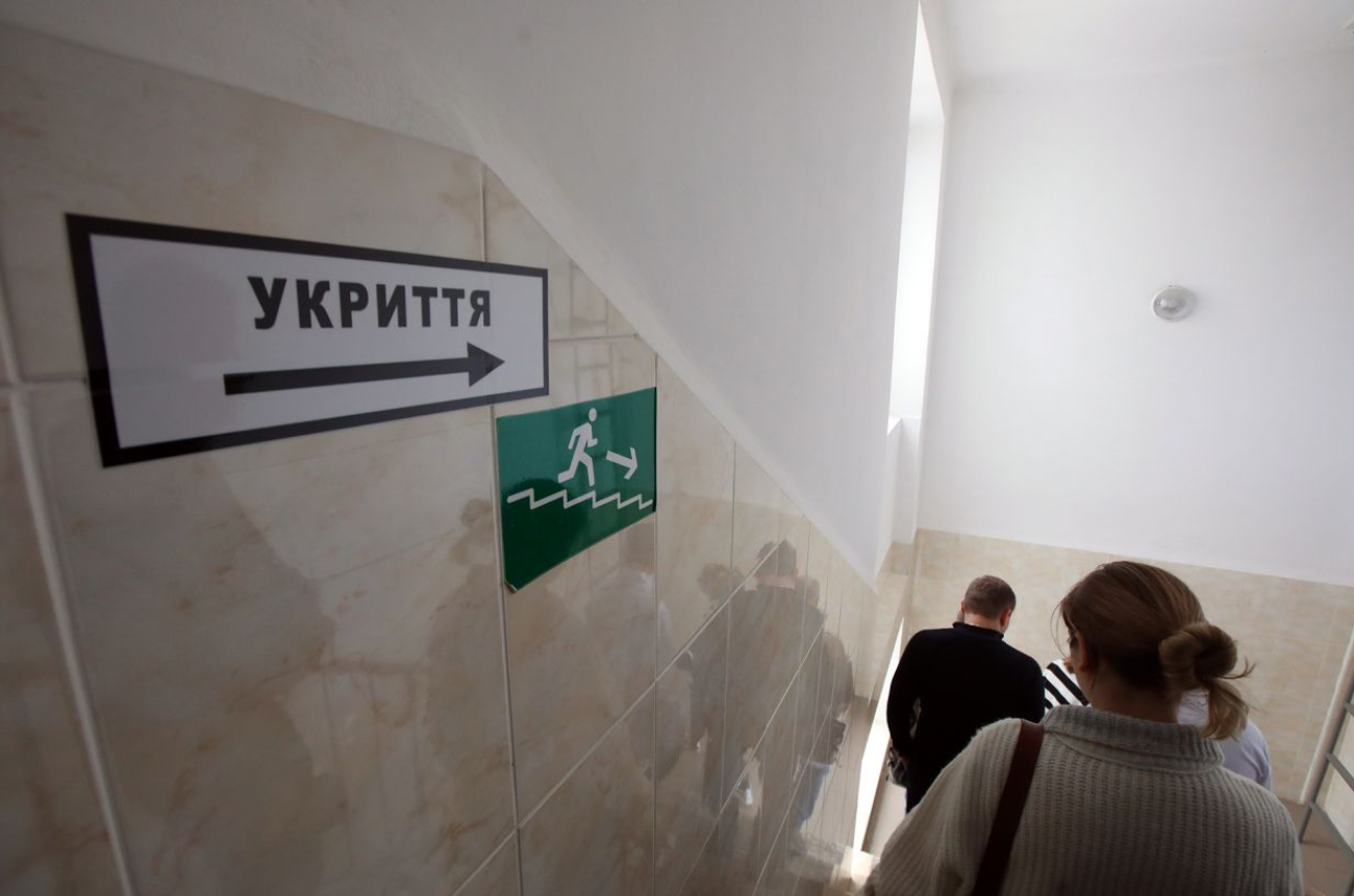 _povitryana_trivoga_likarnya_harkiv_tablichka_na_shodah_lyudi_ydut