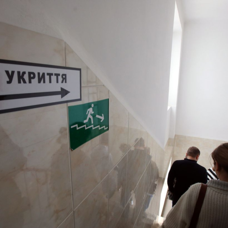 _povitryana_trivoga_likarnya_harkiv_tablichka_na_shodah_lyudi_ydut
