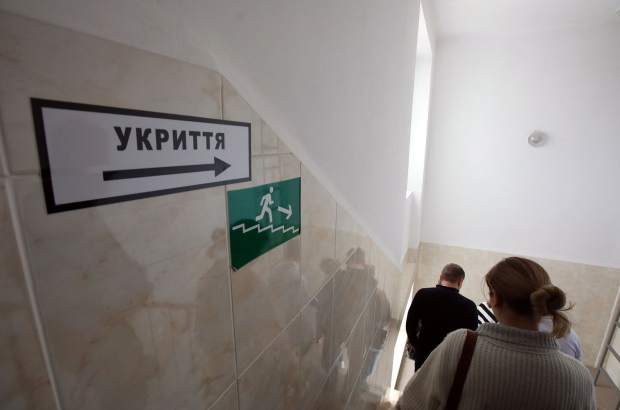 _povitryana_trivoga_likarnya_harkiv_tablichka_na_shodah_lyudi_ydut